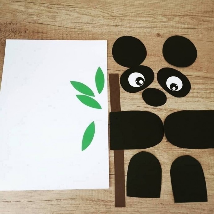 ​Панда с веточкой бамбука