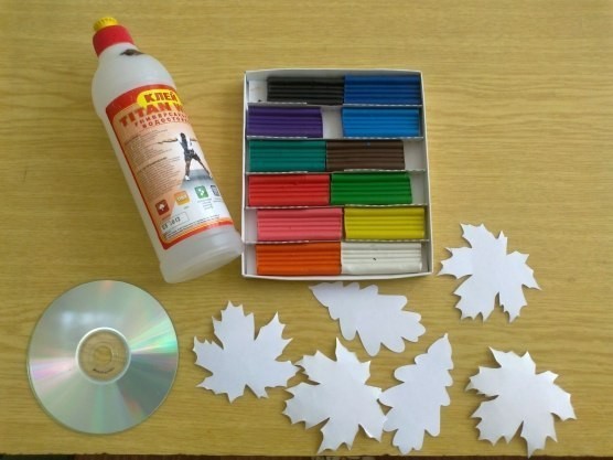 Рябина и листья из пластилина