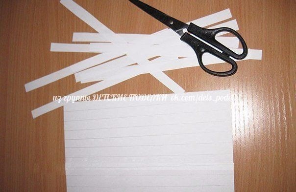 ​Ромашка из полосок бумаги