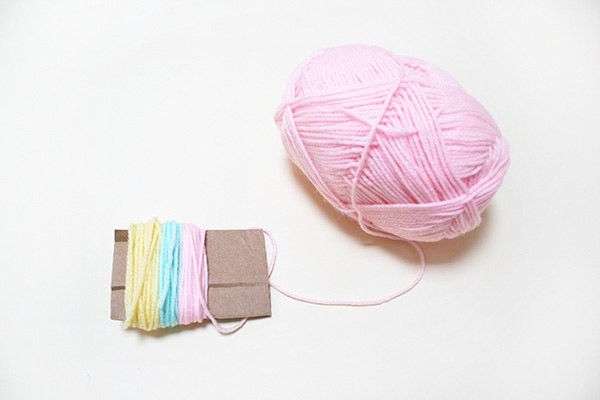 Пасхальное яйцо-помпон