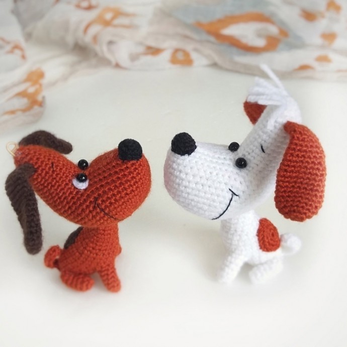 Милый вязаный щеночек