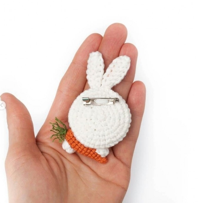 Зайчонок с морковкой