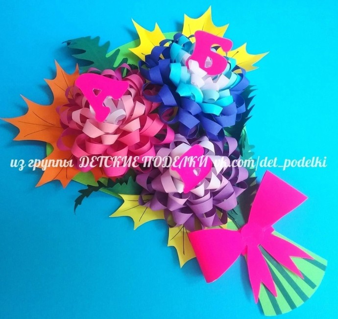 ​Объёмные цветы на фоне листьев