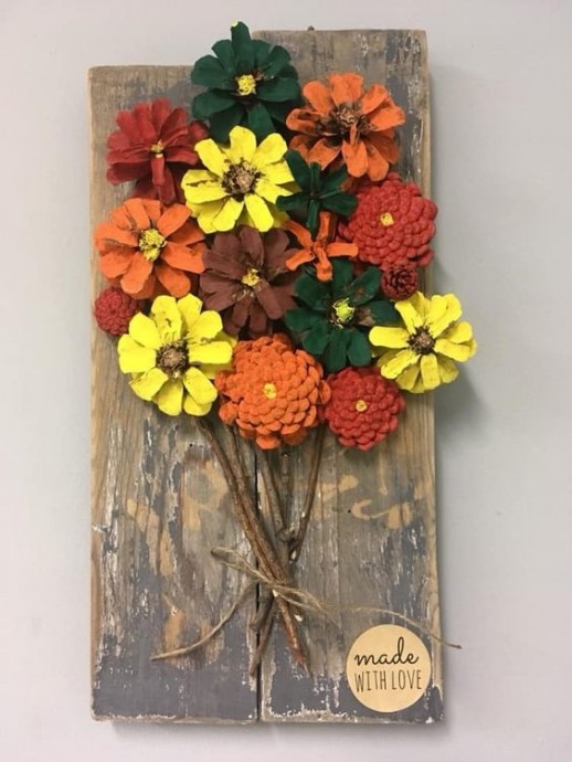 Натуральные панно из ярких шишек