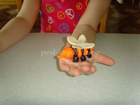 Лепим пчёлку из пластилина Лепим пчёлку из пластилина