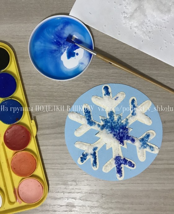 Разноцветная яркая снежинка Разноцветная яркая снежинка