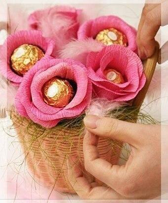 Розы из гофрированной бумаги и конфет