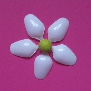 Поделка из одноразовых ложек