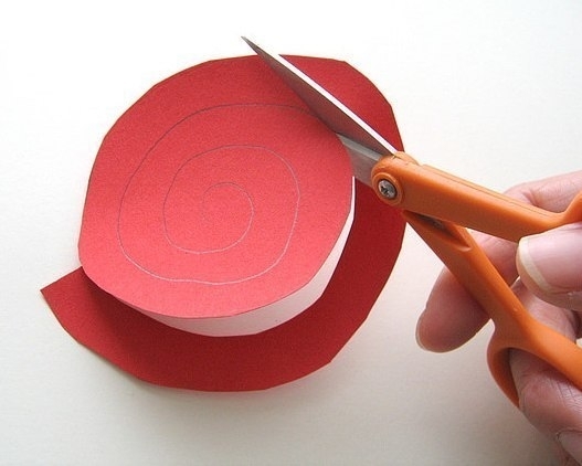 Делаем цветочки из бумаги Делаем цветочки из бумаги