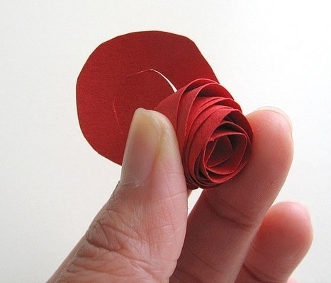 Делаем цветочки из бумаги Делаем цветочки из бумаги