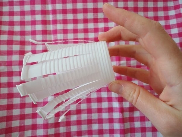 Делаем цветочек из трубочки и пластикового стаканчика