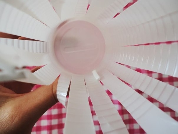 Делаем цветочек из трубочки и пластикового стаканчика