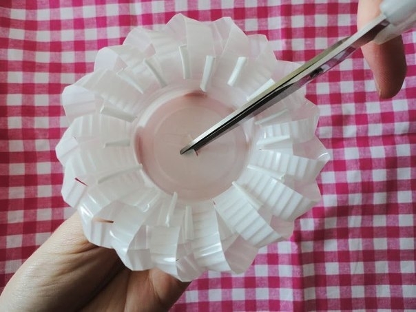 Делаем цветочек из трубочки и пластикового стаканчика